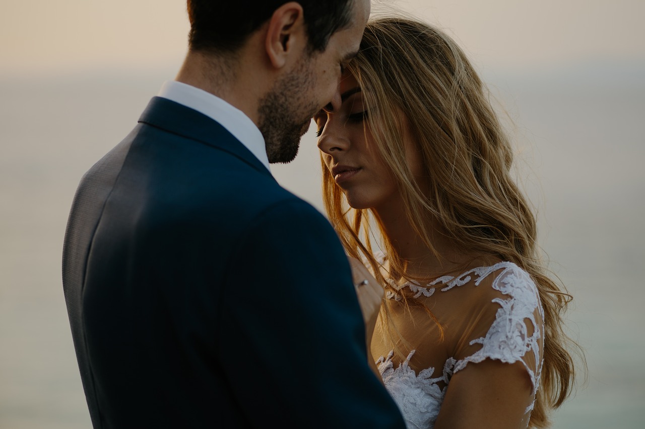 Przytulona młoda para